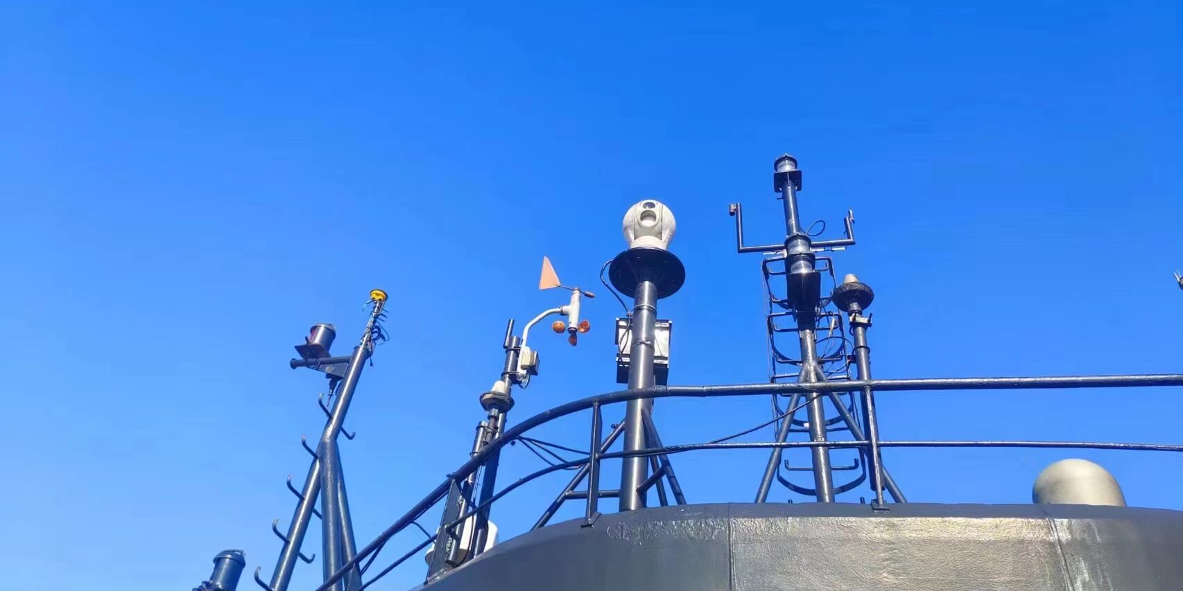 2 Axis Gyro Stabilization Dual Sensor Thermal PTZ Camera 2 axis Gyro Stabilization Dual Sensor Thermal PTZ Camera with AI auto tracking features, it use for drones tracking, aircraft tracking etc.